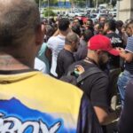 Cerca de 50 motociclistas se reuniram ontem em ato contra a decisão da Prefeitura de SP de proibir o transporte por moto de aplicativo na capital
