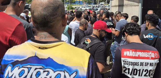 Cerca de 50 motociclistas se reuniram ontem em ato contra a decisão da Prefeitura de SP de proibir o transporte por moto de aplicativo na capital