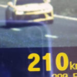 Veiculo de luxo é visto a 210km/h na BR-467 no Paraná