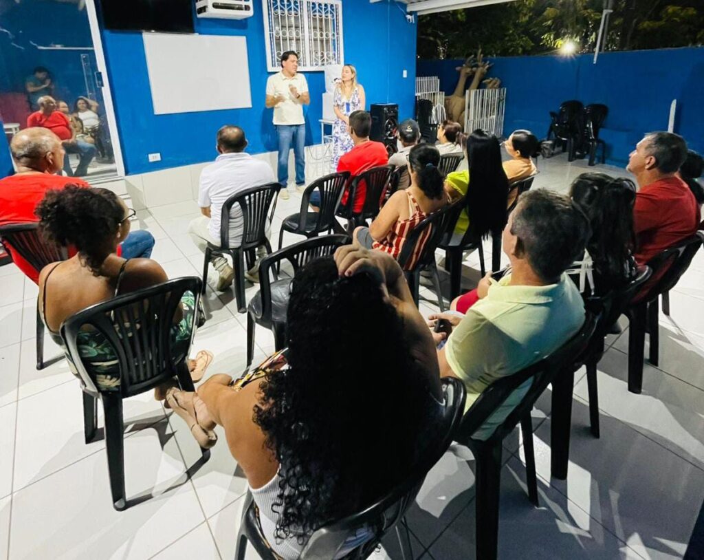 Vereador Júnior Letal e presidente do Centro Social discutem melhorias com feirantes do bairro Agamenon