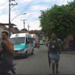 Vídeo: Motorista é abordado por supostos traficantes no RJ - 16/01/2025 - Cotidiano