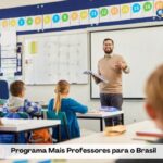 Professor em sala de aula, texto Programa Mais Professores