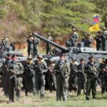 Integrantes da Força Armada Nacional Bolivariana da Venezuela participando dos exercícios militares Escudo Bolivariano 2025, em Caracas
