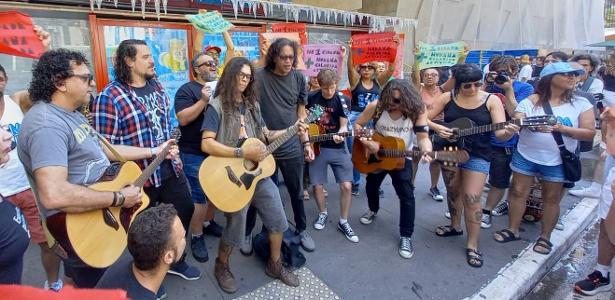 Artistas cantaram e discursaram contra a proibição