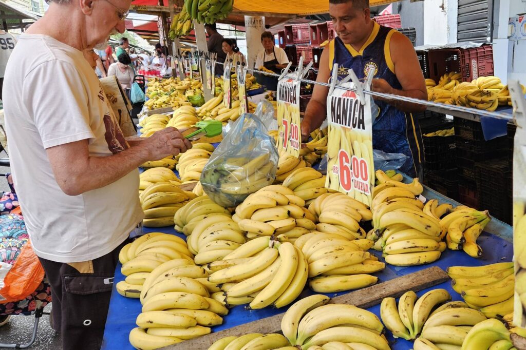 Banana por quilo ou por penca? O que vale mais a pena? - 17/02/2025 - Mercado
