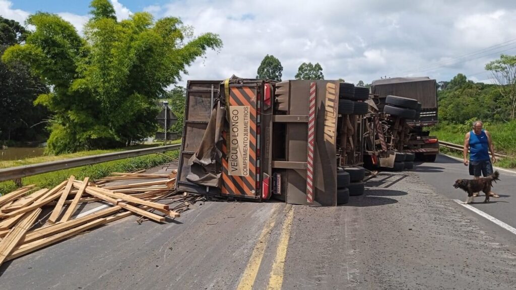 Carreta tomba interdita parcialmente BR-376 em Mauá da Serra