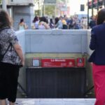 Pessoas do lado de fora de uma estação de metrô após uma grande queda de energia atingir grandes áreas do país, em Santiago, Chile