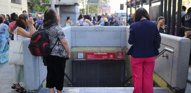 Pessoas do lado de fora de uma estação de metrô após uma grande queda de energia atingir grandes áreas do país, em Santiago, Chile