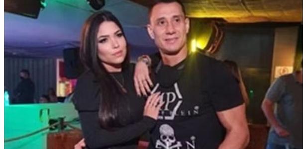 Danielle ao lado do policial Rogério, com quem é casada