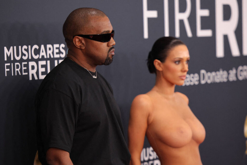 Grammy: Kanye West venderá vestido transparente da esposa - 04/02/2025 - Ilustrada