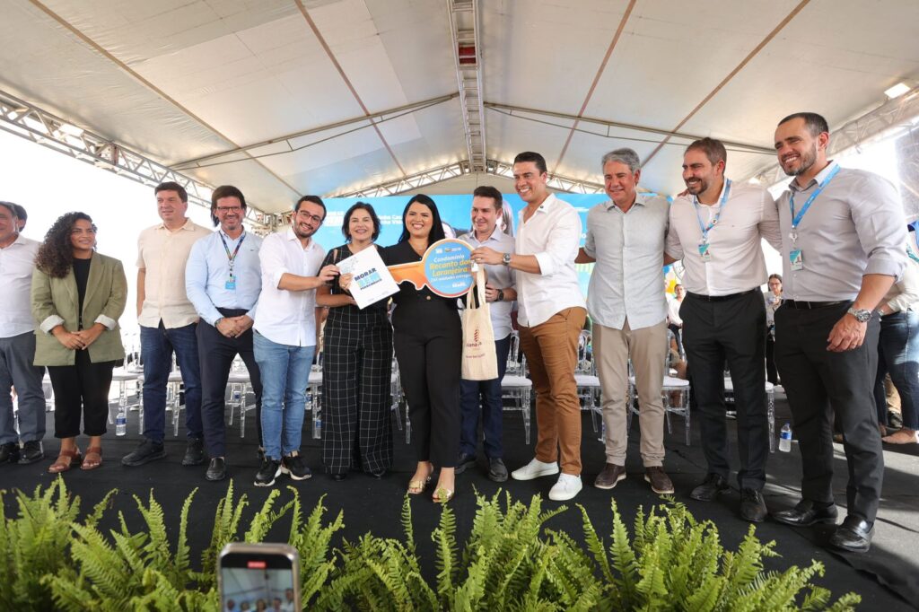 Prefeito Rodrigo Pinheiro participa de entrega de casas próprias para 265 famílias em Caruaru