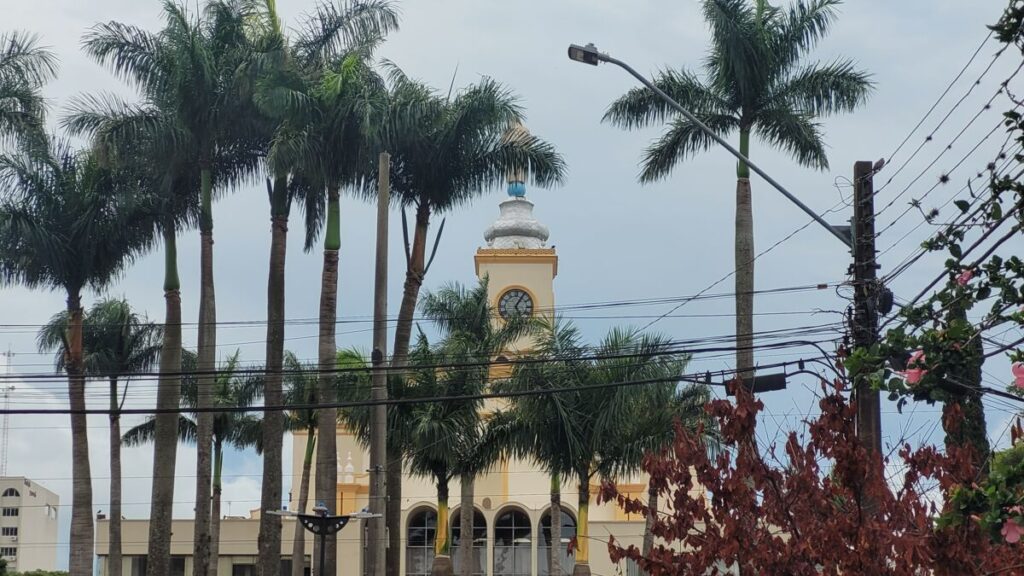 Previsão do Simepar aponta clima abafado com chuva para o sábado no PR