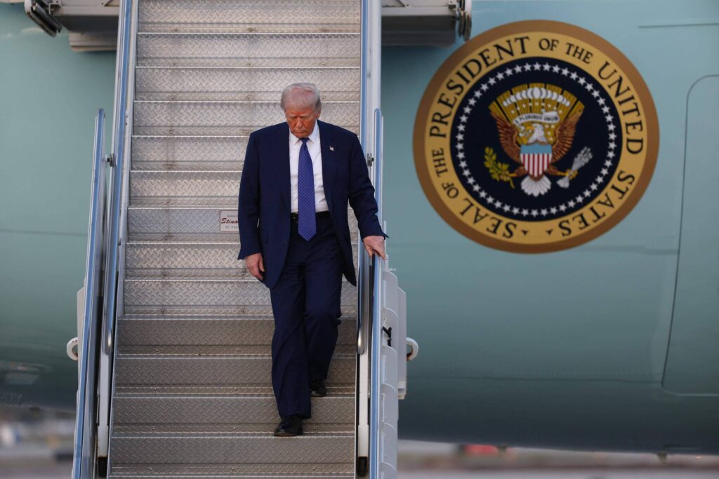 Trump veta AP do Salão Oval por tempo indeterminado - 15/02/2025 - Mundo