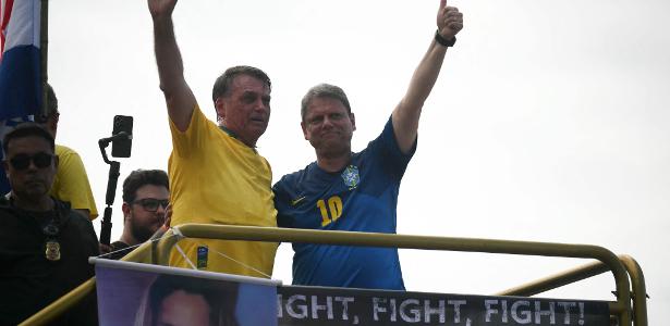 O goverdador de SP, Tarcisio de Freitas, e o ex-presidente Jair Bolsonaro em ato em Copacabana, no Rio