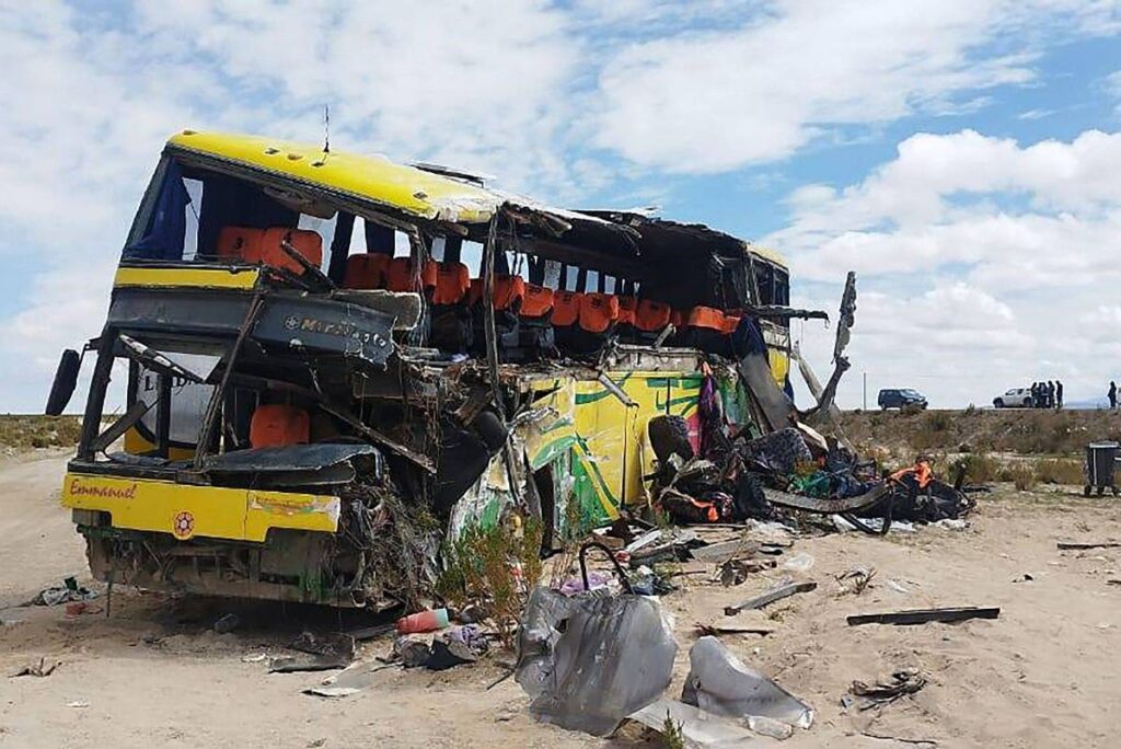 Acidente com dois ônibus na Bolívia mata ao menos 37 - 01/03/2025 - Mundo