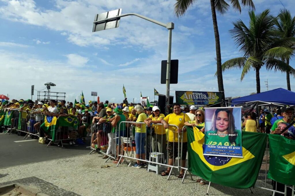 Bolsonaro em Copacabana: ato reúne apoiadores no Rio - 16/03/2025 - Poder