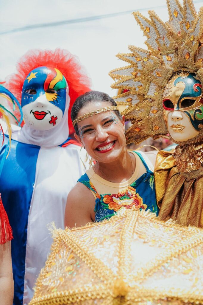 Com seis polos, a festa acontece até a terça (4), com música e desfile de fantasias