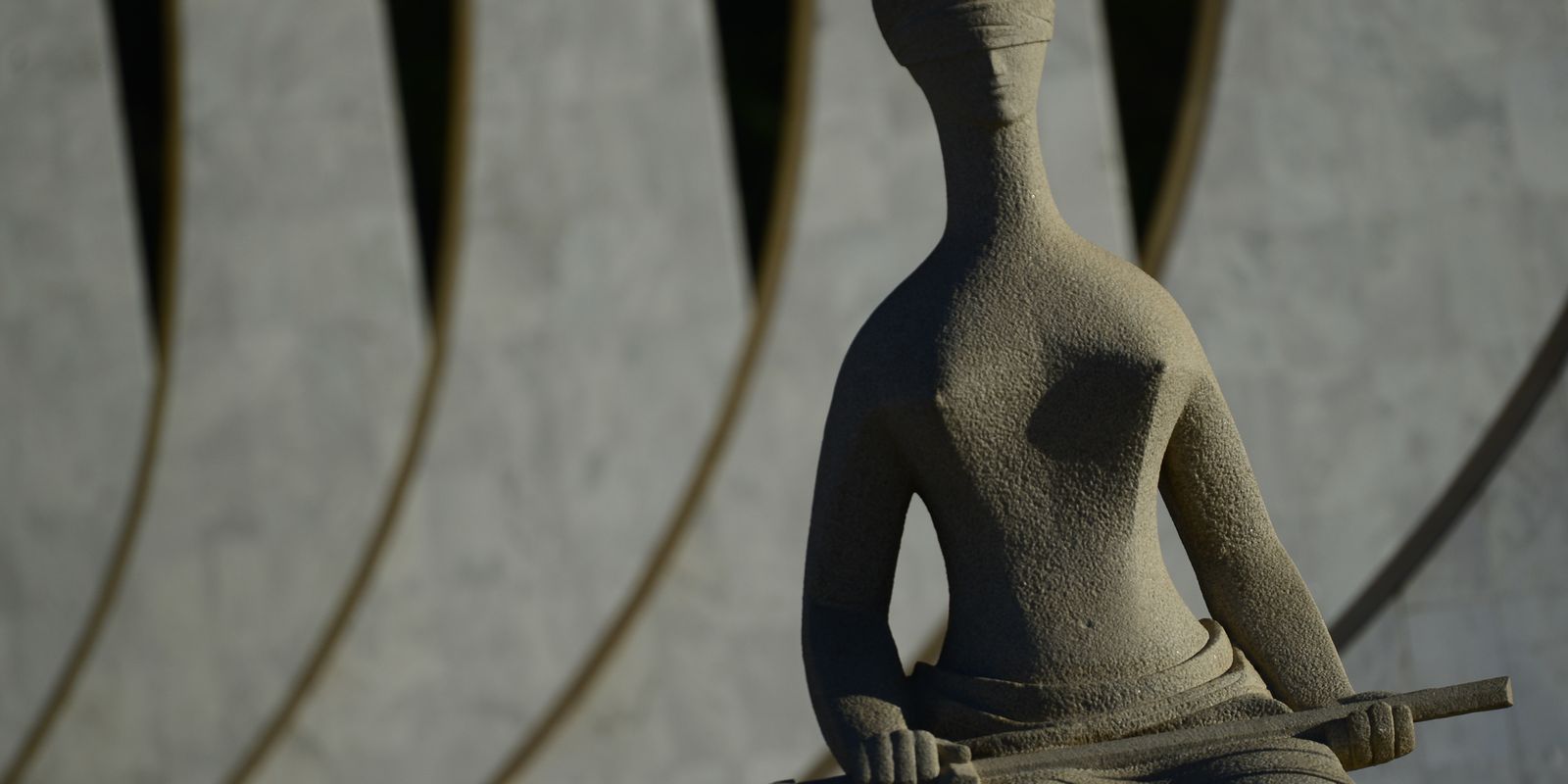 Moraes pede que defesa esclareça se Léo Índio fugiu para a Argentina