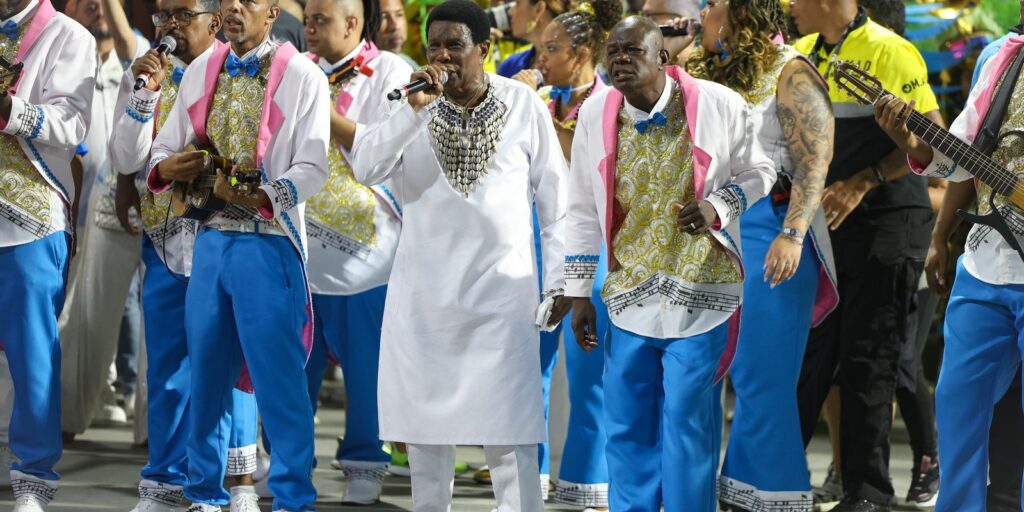 Neguinho da Beija-Flor faz seu último desfile disputando título