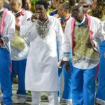 Neguinho da Beija-Flor faz seu último desfile disputando título