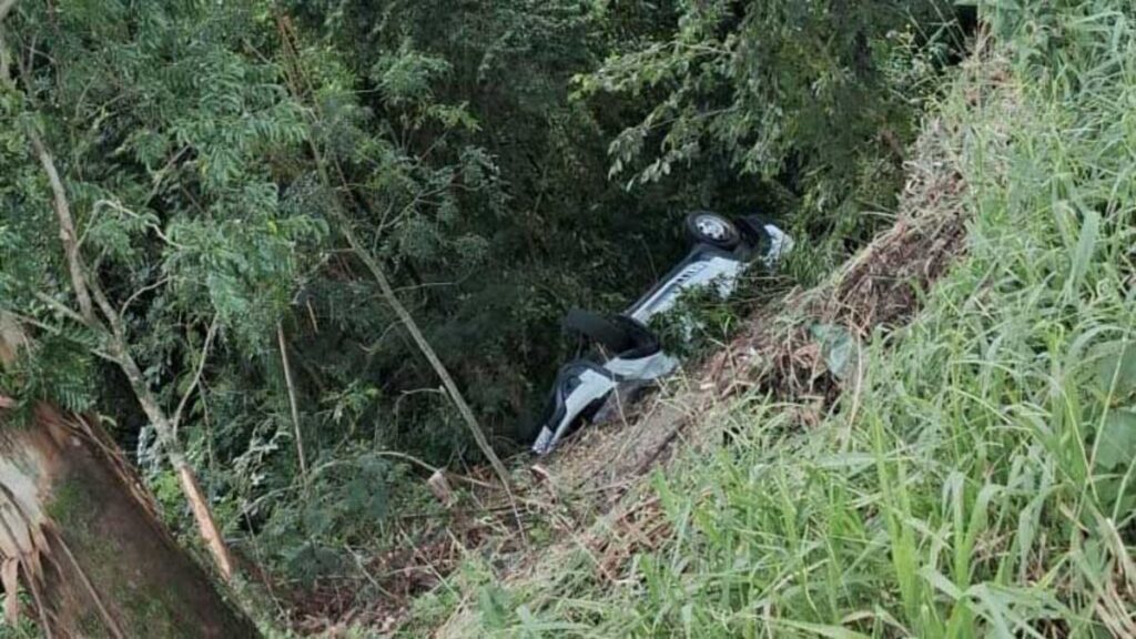 Pessoa desaparecida é encontrada morta em carro capotado na PR-239