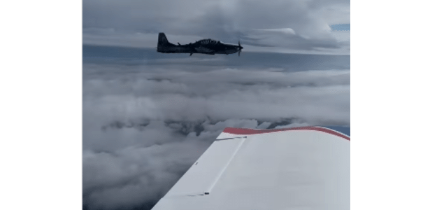 Piloto grava momento em que é interceptado por avião da FAB