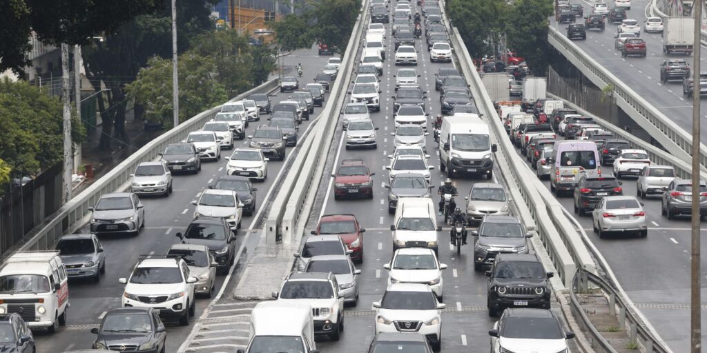 Rodovia dos Imigrantes tem tráfego lento no sentido capital paulista