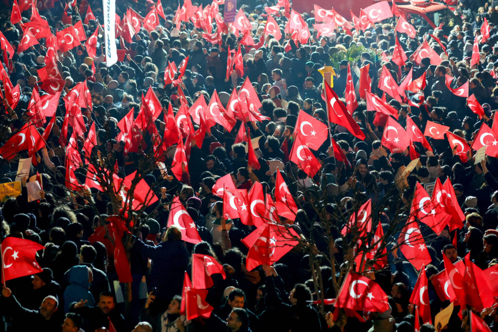 Turquia prende 37 por postagens sobre prefeito detido - 20/03/2025 - Mundo