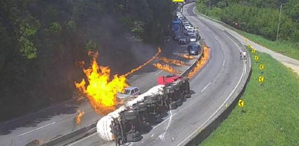 BR-101 é liberada 16h após explosão de caminhão em SC; veja momento