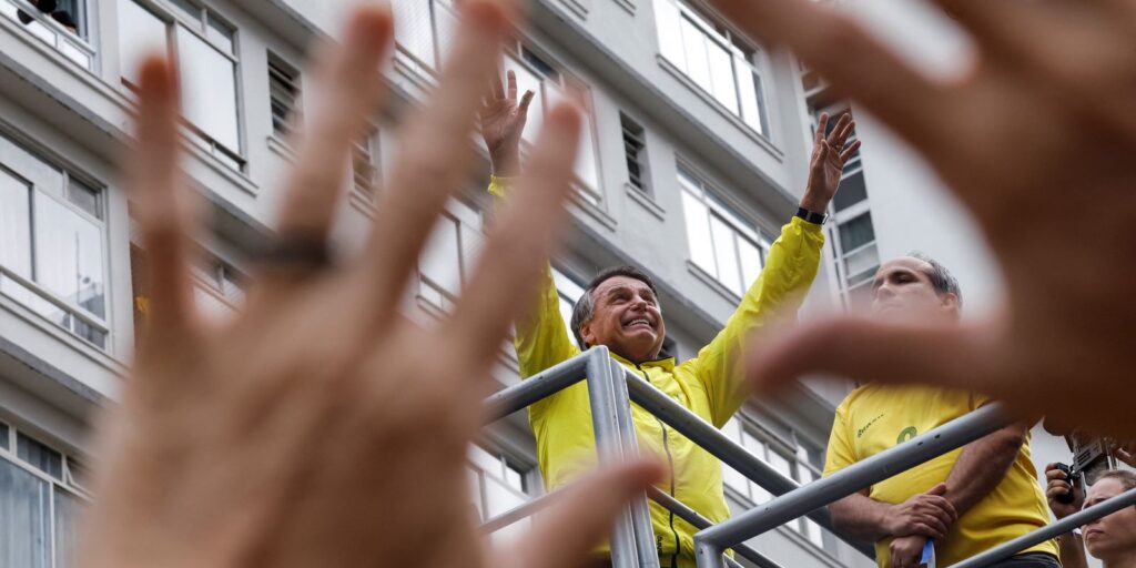 Bolsonaro nega tentativa de golpe e diz esperar por "ajuda externa"
