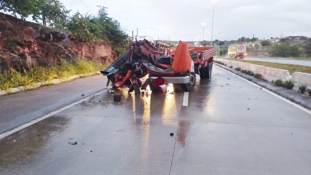 Colisão entre caminhões na BR-232 deixa motorista ferido em Caruaru