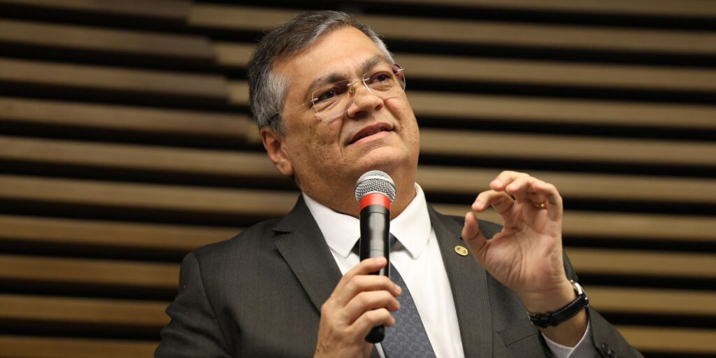 Dino dá 48 horas para líder do PL explicar acordo sobre emendas