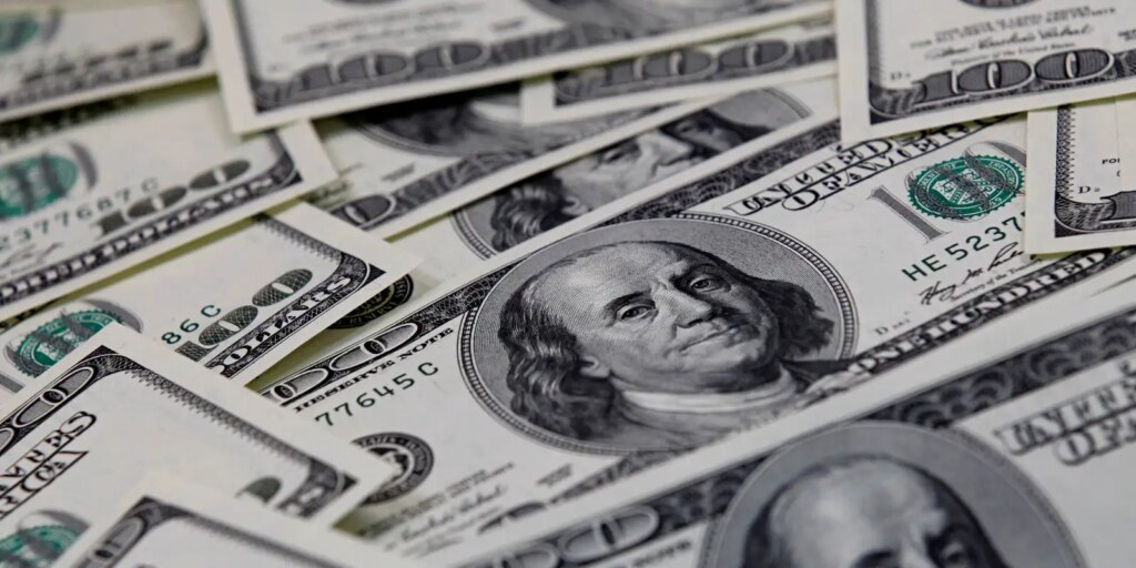 Dólar cai pela oitava vez seguida e fecha a R$ 5,63