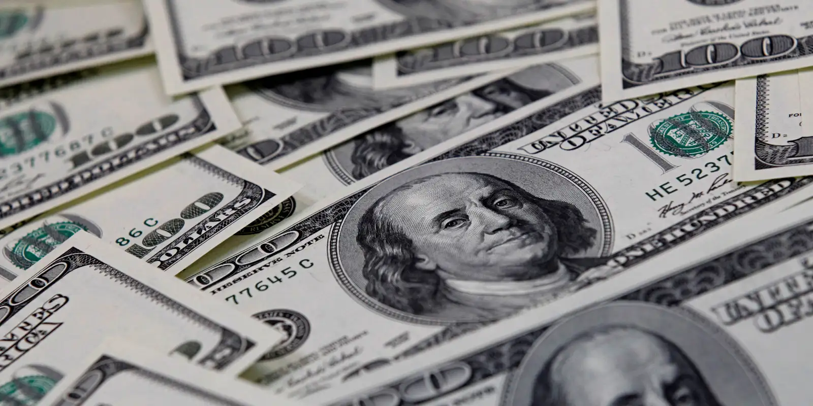 Dólar cai pela oitava vez seguida e fecha a R$ 5,63