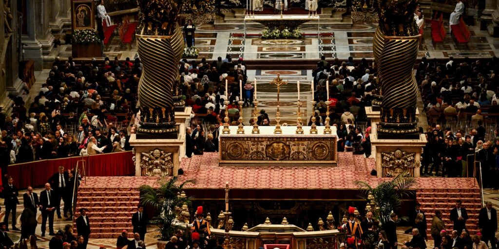 Funeral e sepultamento do papa Francisco são realizados neste sábado