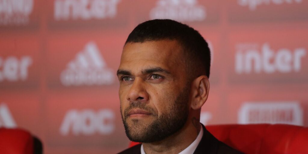 Movimento feminista protesta contra revogação da pena de Daniel Alves