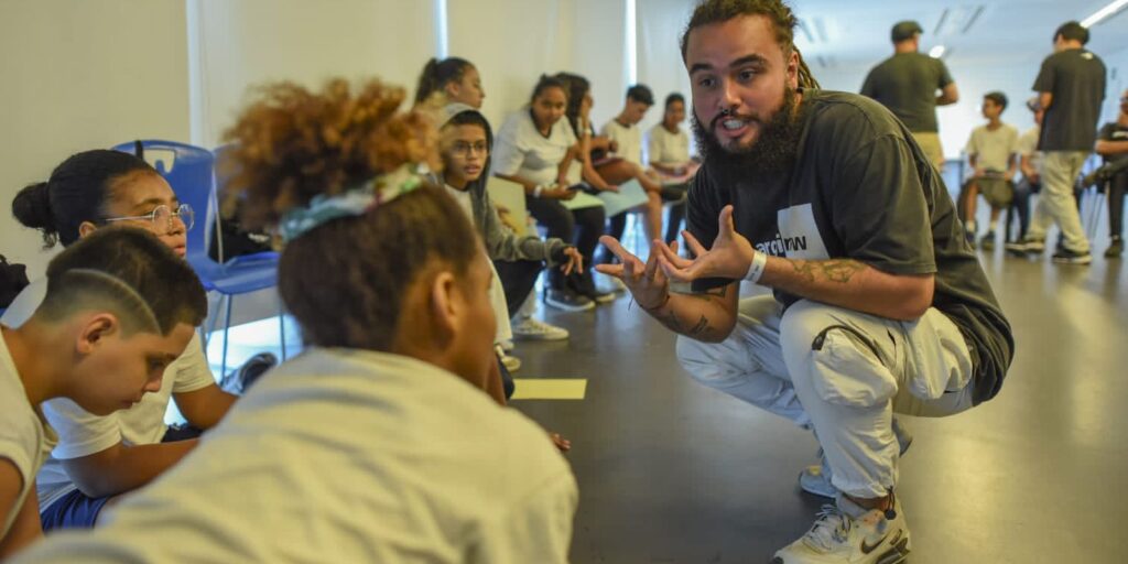 Oficina ensina escrita criativa a partir da cultura do slam no Rio