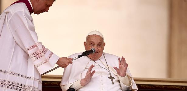 O papa Francisco faz uma aparição surpresa durante o Domingo de Ramos na Praça São Pedro, no Vaticano