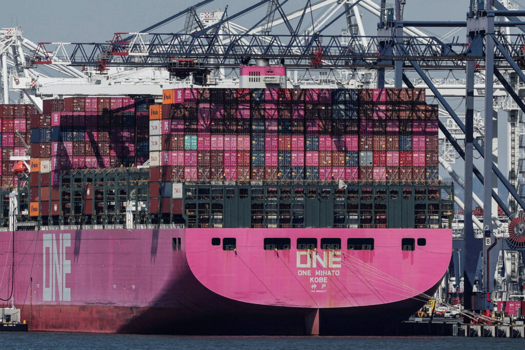 Trump alivia taxas sobre navios construídos pela China - 17/04/2025 - Mercado