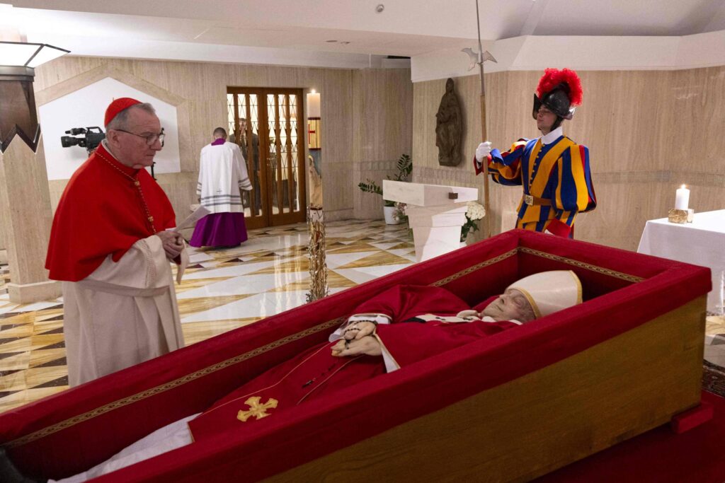 Vaticano divulga imagem do papa Francisco em seu caixão - 22/04/2025 - Mundo