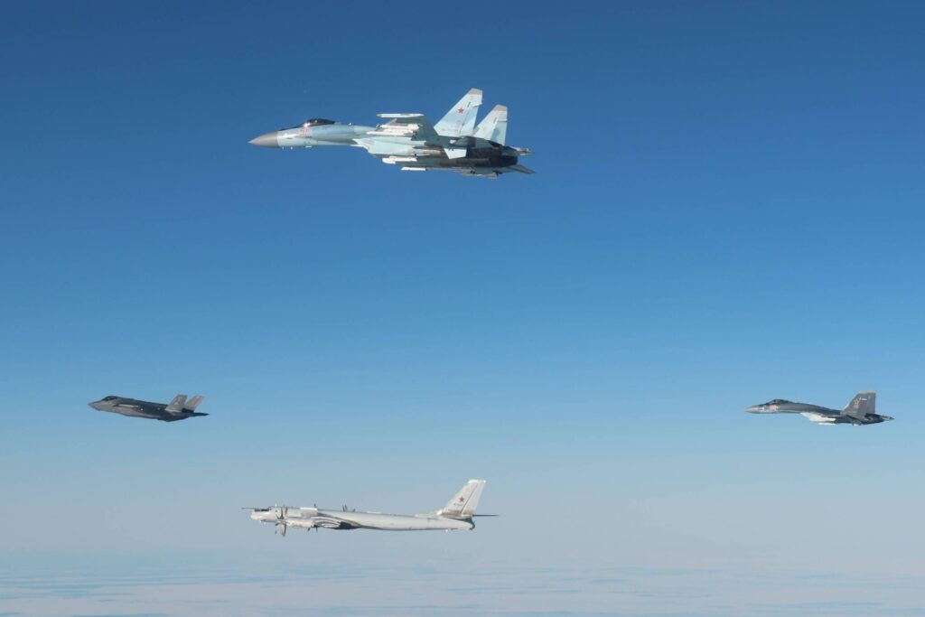 Vídeo: Caças dos EUA e da Rússia quase se chocam no Alasca - 09/04/2025 - Mundo