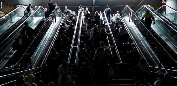 Passageiros que conseguiram desembarcar dos trens se acumularam nas escadarias da estação de trem Atocha, em Madri