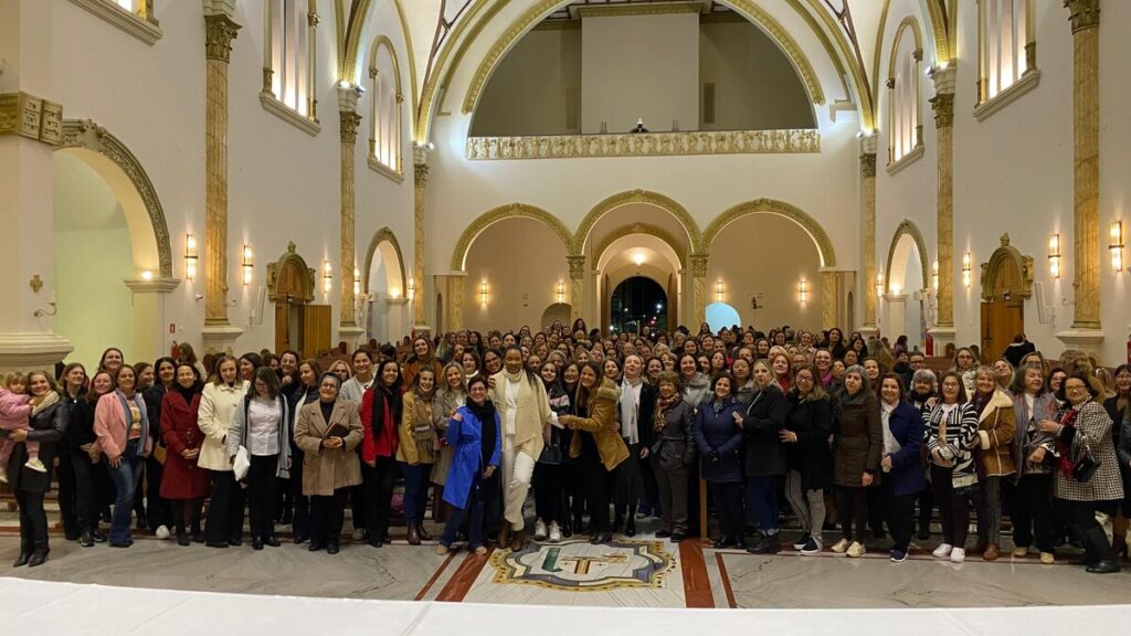 Alessandra Santtos faz pregação com as Mães Intercessoras em Apucarana