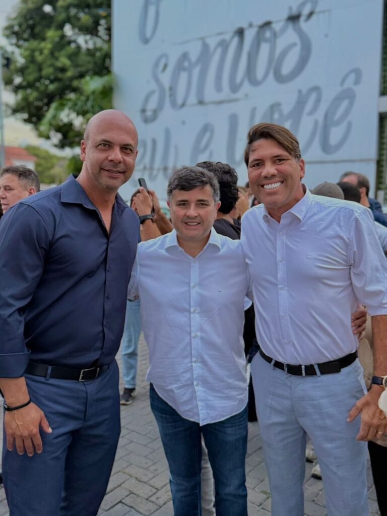 Ao lado de Eduardo da Fonte e Junior Letal, Anderson Correia celebra entrega de acelerador linear no Hospital do Câncer de PE