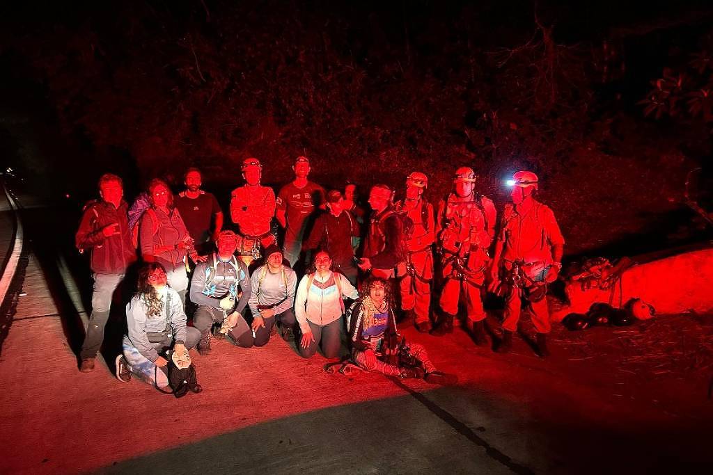 Corpo de Bombeiros resgata grupo isolado em trilha no RJ - 05/05/2025 - Cotidiano