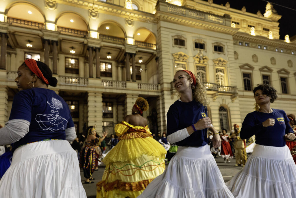 Cortejo de maracatu ocupa o centro de São Paulo - 25/05/2025 - Ilustrada