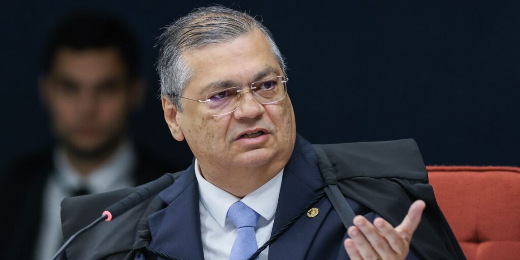 Dino dá cinco dias úteis para Sóstenes esclarecer fala sobre emendas