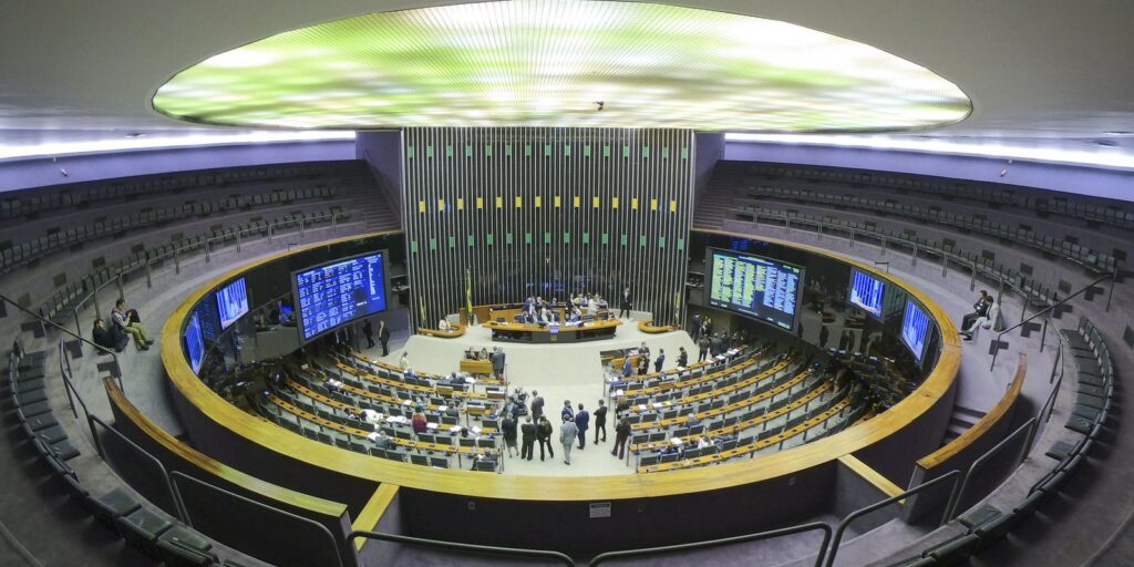 Especialistas veem manobra jurídica em decisão da Câmara sobre golpe