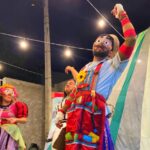 Espetáculo Alice no País de Caruaru realiza apresentações gratuitas em espaços emblemáticos da cidade Combinando elementos lúdicos e referências da cultura local, a peça homenageia a história e a identidade de Caruaru