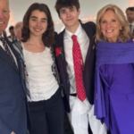 O ex-presidente Joe Biden e a ex-primeira-dama Jill Biden posam com familiares em uma imagem compartilhada nas redes sociais